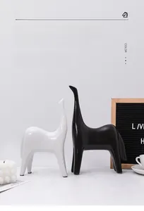 Details von minimalistischen schwarz-weißen Pferdefiguren aus Keramik mit Glanzoptik