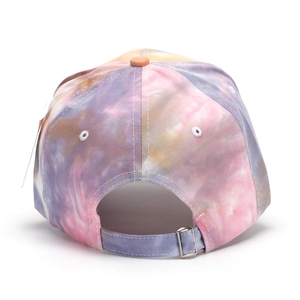 Vista posteriore del cappello tie-dye con fibbia metallica regolabile e colori vivaci