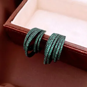 Boucles d'oreilles C multicouches en strass vert émeraude avec placage noir luxe