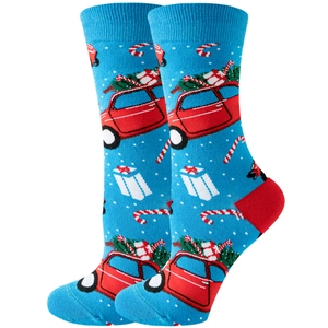 Détail de chaussettes de Noël bleues avec motifs de voiture et cadeaux en maille douce