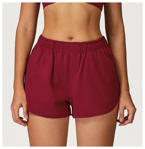 Détail du short de sport bordeaux à taille haute avec ceinture élastique et ourlet incurvé