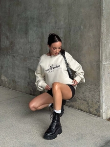 Sweat-shirt crème avec imprimé chiot et texte Santo Studio, style urbain décontracté