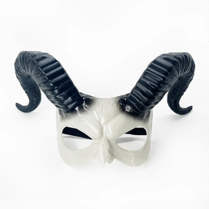 Vue détaillée du masque de crâne d'Halloween avec cornes noires et texture osseuse