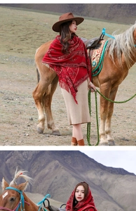 Dettaglio dello scialle paisley rosso con frange e motivo etnico per il calore esterno