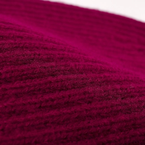Bonnet en tricot côtelé violet foncé pour la chaleur hivernale et protection des oreilles
