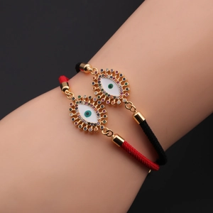 Dettaglio di braccialetti Evil Eye regolabili con placcatura in oro e zirconi colorati