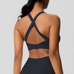 Detail van het X-vormige cross-back ontwerp van de high-impact sportbeha in marineblauw