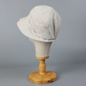 Détails de la texture en lin et coutures plissées du chapeau de soleil style japonais