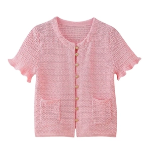 Vue détaillée du cardigan rose en tricot à manches courtes avec boutons dorés et poches