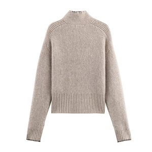 Vue arrière du pull en maille épaisse à col roulé avoine avec poignets et ourlet côtelés