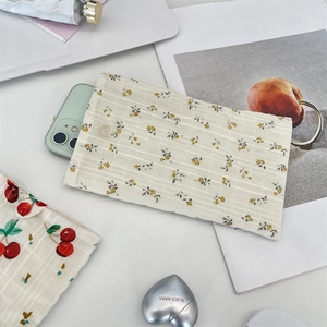 Vue à plat de la pochette de téléphone florale en mousseline avec bouton de fermeture
