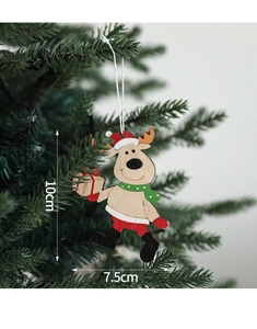 Detail van houten rendierhanger met sjaal aan een groene kerstboomtak