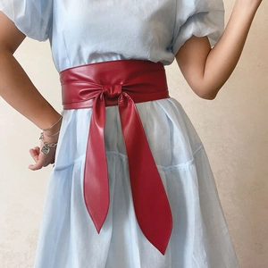 Large ceinture femme en cuir PU rouge avec nœud papillon sur robe bleue pour manteau