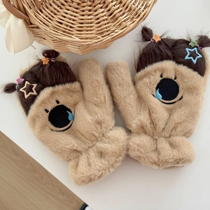 Détail de mitaines en peluche kaki avec visage de dessin animé et pinces à cheveux étoiles