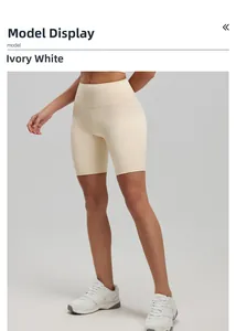 Vue détaillée du short de yoga blanc ivoire à taille haute en tissu élastique