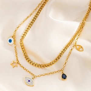 Détail du collier double couche doré avec œil maléfique, étoile et pierre bleue
