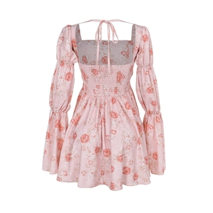 Vue détaillée du dos d'une robe fleurie rose avec panneau froncé et liens à nouer au dos