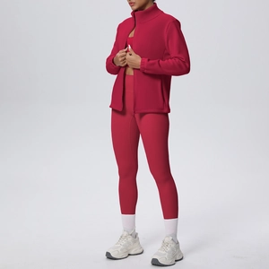Dettaglio del set yoga rosso scuro con giacca a zip e leggings a vita alta