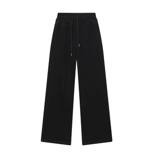 Vue détaillée d'un pantalon de sport noir large avec taille élastique à cordon de serrage
