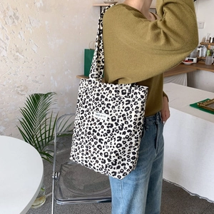 Retro leopard print canvas tote bag with shoulder strap for women in a cafe setting