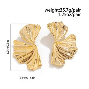 Dettaglio dei grandi orecchini a foglia di ginkgo dorati con misure e peso indicati
