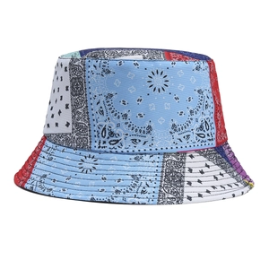 Bob réversible à imprimé cachemire avec design patchwork coloré pour la protection solaire
