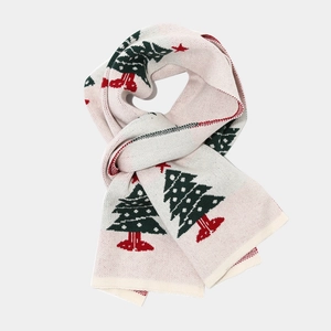 Detail eines gestrickten Weihnachtsschals mit grünen Bäumen und roten Sternen