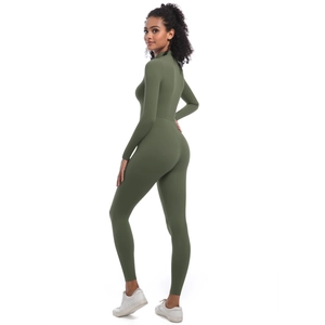 Vue détaillée du body de yoga vert olive montrant la coupe ajustée et le tissu extensible
