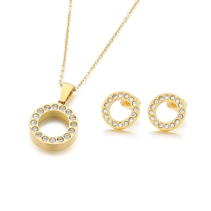 Elegante set di collana e orecchini a lobo dorati con cristalli bianchi scintillanti