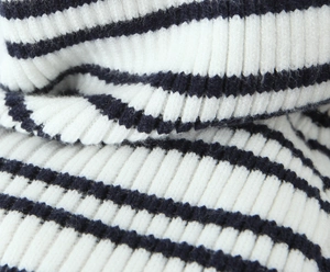Makroaufnahme von blau-weiß gestreiftem Rippstrick-Stoff mit weicher Textur und Elastizität