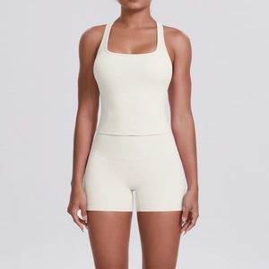 Détail de l'ensemble débardeur dos nageur crème et short de compression taille haute
