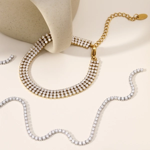 Élégant bracelet tennis en acier inoxydable doré avec trois rangées de zircons