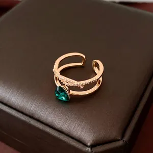 18K vergoldeter doppelreihiger Ring mit grünem Herzstein und Zirkonia-Besatz
