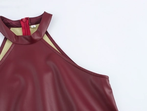 Detail van bordeauxrode PU-halterjurk met rode ritssluiting en zachte binnenvoeringtextuur