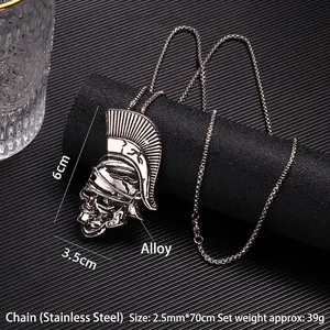 Pendentif crâne de spartiate gothique sur chaîne en acier et fini argent vieilli