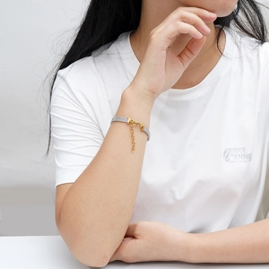Bracciale in maglia di acciaio inossidabile placcato oro 18K con charm a cuore