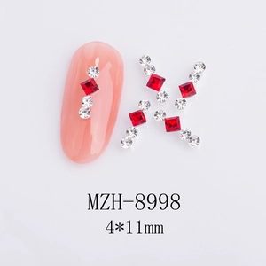 Dettaglio di strass rossi quadrati e cristalli bianchi per nail art, misura 4x11mm
