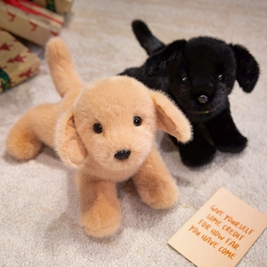 Peluches réalistes de Golden Retriever doré et noir sur un tapis gris doux décoratif