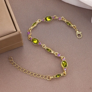 Bracciale vintage dorato con strass verdi e gemme viola, chiusura a moschettone