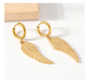 Détails de boucles d'oreilles créoles ailes dorées avec texture de plumes ciselée