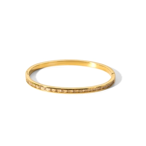 Dettaglio del bracciale in acciaio inossidabile placcato oro 18k con zirconi rettangolari