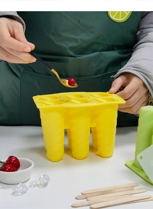 Détail montrant des cerises placées dans un moule à glace spirale en silicone 6 trous