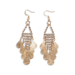 Elegante goldene Quastenohrringe mit Strass und Muschelanhängern auf weißem Hintergrund