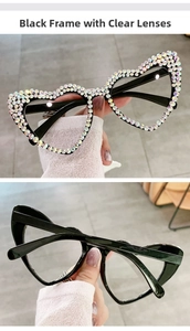 Dettaglio degli occhiali da sole a cuore con montatura nera e strass colorati