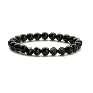 Makroansicht des 8mm schwarzen Perlenarmbands mit glänzenden geometrischen Anhängern