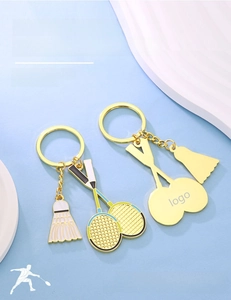 Détail de porte-clés badminton en or et émail avec espace pour gravure personnalisée