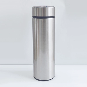 Detailansicht der LED-Temperaturanzeige auf dem 500ml Edelstahldeckel des Thermosbechers