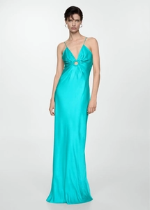 Détail de la robe en satin bleu sarcelle avec anneau métallique et fine bretelle