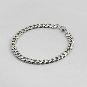 Bracelet gourmette en acier titane argenté poli avec fermoir mousqueton sur tissu gris