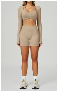 Vue de face de l'ensemble de yoga beige côtelé sans couture avec haut manches longues et short